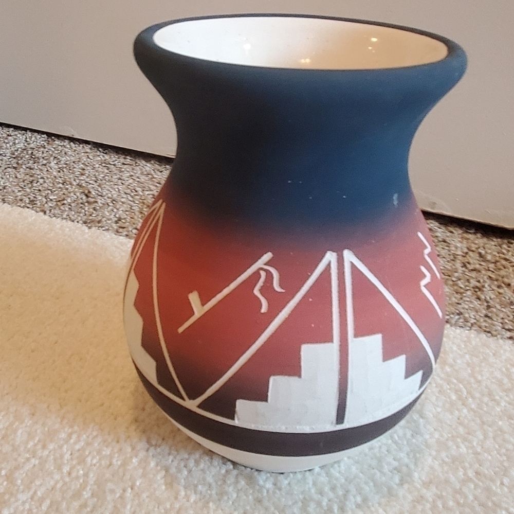 Vintage High (hyh) Elk Soiux handmade southwest vase. Pottrey. Signed
